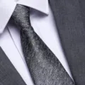 Primo piano dettagliato di una cravatta da uomo classica e strutturata, stile formale elegante. - 8cm Grigio Stellato Cerniera