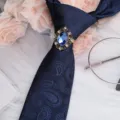 Herren vintage blaue Strass Krawattenring Zubehoer mit Paisleymuster Krawatte fuer Business. - Vintage Gold Blauer Strass Krawattenklammer + Blaue Paisley Krawatte