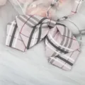 Detailaufnahme einer rosa karierten JK Schleife als doppellagiges Band Accessoire. - Hellrosa Kariert Doppellagige Kragenblume