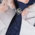Herren Business dunkelblaue Paisley Krawatte mit Vintage Strass Metall Ring Klammer. - Vintage Silber Weißer Strass Krawattenklammer + Blaue Paisley Krawatte