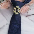 Herren Business Vintage Strass Krawattenring Brosche Retro Anzug Krawatte Kragen Clip - Oval Gold Schwarzer Edelstein Krawattenklammer + Blaue Paisley Krawatte