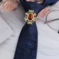 Herren Vintage Strass Krawattenring und blaue Paisley Krawatte fuer Business Stil. - Oval Gold Champagner Edelstein Krawattenklammer + Blaue Paisley Krawatte