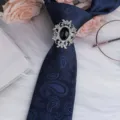 Herren Business Retro blaue Paisley Krawatte mit Strass schwarzem Stein Brosche Ring Mode - Oval Silber Schwarzer Edelstein Krawattenklammer + Blaue Paisley Krawatte