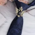 Herren Business blaue Paisleikrawatte Set mit Vintage Strass Krone Krawattenring Klemme. - Krone Adler Gold Schwarzer Strass Krawattenklammer + Blaue Paisley Krawatte
