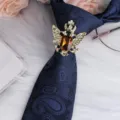 Herren Retro blaue Paisley Krawatte mit goldener Krone Kristall Brosche Clip für Business. - Krone Adler Gold Champagner Strass Krawattenklammer + Blaue Paisley Krawatte