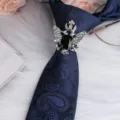 Herren Vintage blaue Paisley Krawatte mit Strass Krone Flügel Brosche Krawattenring Accessoire - Krone Adler Silber Schwarzer Strass Krawattenklammer + Blaue Paisley Krawatte