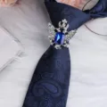 Herren Vintage Strass Adler Krone Krawattenring Brosche mit elegantem blauem Paisley Set. - Krone Adler Silber Blauer Strass Krawattenklammer + Blaue Paisley Krawatte