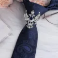 Vintage Doppeladler Brosche mit blauem Strass Krawattenring und klassischer Paisley Krawatte. - Doppeladler Silber Krawattenklammer + Blaue Paisley Krawatte