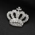 Primo piano di una spilla a corona in strass argento, elegante accessorio per risvolto. - Spilla a Corona / Scatola regalo / Argento