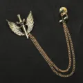 Spilla da uomo in metallo con spada alata, doppia catena e dettagli di strass lucidi. - Spilla Spada Ala d'Angelo / Scatola regalo / Oro