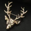 Dettaglio spilla testa di cervo dorata, squisita trama metallica, elegante accessorio per abito. - Spilla Grande Alce / Scatola regalo / Oro