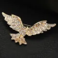 Primo piano di spilla aquila con strass dorati, spilla da risvolto dettagliata per abiti. - Spilla Aquila / Scatola regalo / Oro
