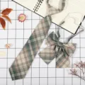 Vista dettagliata del set cravatta e fiocco scozzese stile JK, nei toni verdi e beige. - JK007 Astore