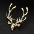 Vista dettagliata di una spilla a testa di cervo dorata con strass brillanti e metallo. - Spilla Alce Diamante / Scatola regalo / Oro