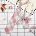Dettaglio del set di cravatta e fiocco a quadri in stile JK giapponese con motivo rosa. - JK017 Piccola Camelia