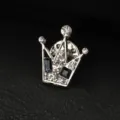 Dettaglio squisito della spilla a corona da uomo con strass scintillanti e pietre blu eleganti. - Spilla Piccola Corona / Scatola regalo / grigio-blu