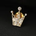 Spilla corona oro con strass trasparenti, primo piano dettaglio accessorio moda uomo. - Spilla Piccola Corona Oro / Scatola regalo / Oro