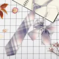 Vista dettagliata del set di cravatta e fiocco scozzese JK con accessori di scena. - JK027 Viola Orchidea