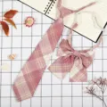Dettaglio del set cravatta e fiocco a quadri JK stile college dolce e accessori. - JK030 Rosa Scuro