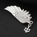 Primo piano della spilla ad ala d'argento, spilla da risvolto per abito da uomo, metallo. - Spilla Ala di Elfo / Scatola regalo / Argento