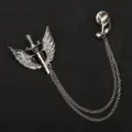 Primo piano della spilla gotica spada ali d'angelo con doppia catena e spilla a forma di nota. - Spilla Spada Ala d'Angelo / Scatola regalo / Argento