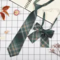 Primo piano dettagliato del set cravatta e fiocco scozzese verde JK, bell'accessorio. - JK048 Lettera della Foresta