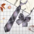 Vista dettagliata del set cravatta e fiocco JK a quadretti viola-grigio con cinturino regolabile. - Il Romanticismo Non Muore Mai