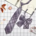 Set cravatta e fiocco scozzese viola in stile giapponese, scatto di dettaglio del tessuto. - A Quadri Viola Lavanda