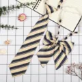 Primo piano dettaglio di cravatta e fiocco a righe stile JK giapponese su sfondo a griglia. - Striscia Blu Giallo Vivo
