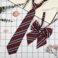 Set cravatta e fiocco stile giapponese JK, bordeaux con un classico motivo a righe. - Striscia Blu Scuro Borgogna