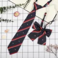 Set cravatta e papillon uniforme JK giapponese blu scuro con righe rosse e stelle - Stella Striscia Rossa Blu Marino