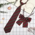 Set cravatta e farfallino a righe rosse stile JK giapponese per uniforme scolastica. - Fondo Rosso Striscia Nera