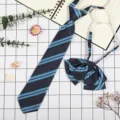 Set cravatta e farfallino stile JK, cravatta a righe blu scuro in stile giapponese da donna. - Striscia Larga Blu Scuro