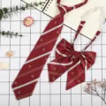 Set cravatta e fiocco rosso stile JK giapponese con strisce bianche e ricamo a corona. - Corona Rossa Giuggiola (Cravatta e Fiocco)