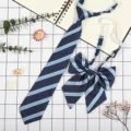 Set cravatta e fiocco JK, blu scuro con righe azzurre variante cravattino preannodato. - Striscia Blu