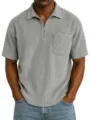 Polo homme gris en velours côtelé à manches courtes et demi-zip avec une poche poitrine. - S / Gris