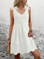Robe d'été blanche en broderie anglaise, design élégant col V sans manches avec bretelles. - S / Blanc