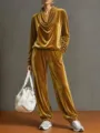 Ensemble de détente en velours doré pour femme, haut à col cowl et pantalon large. - S / Haut et Bas / Jaune