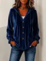 Vue détaillée du cardigan à capuche en velours bleu foncé, texture douce, boutons et poches. - S / Bleu Marine