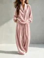 Vue détaillée de l'élégant ensemble haut à revers et pantalon large en velours rose. - S / Rose