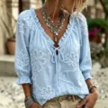Chemisier femme bleu clair brodé col V avec liens à nouer et manches 3/4 haut décontracté. - S / Bleu ciel