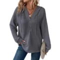Détail de sweat à capuche en tricot gaufré gris, col V avec boutons et cordon, manches. - S / Hauts / Gris foncé