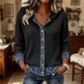 Vue détaillée du sweat à capuche en tricot côtelé avec empiècements en jean et boutons en bois. - S / Noir