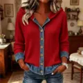 Détail pull en tricot rouge et denim patchwork femme, sweat à capuche casual boutons chic. - S / Rouge