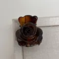 Vue détaillée de l'élégante pince à cheveux rose marron avec un joli motif écaille. - Couleur caramel
