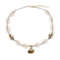 Collana girocollo con conchiglie intrecciate stile bohémien, ciondolo dorato e chiusura. - Grigio