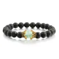 Schwarzes Lavastein Perlenarmband mit goldener Krone und grünem Perlenzentrum für Damen. - Grün