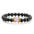 Schwarzes Lavastein-Perlenarmband mit lila Kristall und Vintage-Gold-Kronen-Anhänger. - Lila
