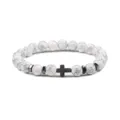 Witte howliet steen kralen armband met zwart kruis en stijlvolle metalen afstandhouders. - Zwarte Adersteen