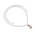 Minimalistische Kauri-Muschel-Halskette mit dunkler Kordel und Roségold-Finish Variante. - Schwarzes Seil Roségoldene Muschel